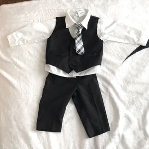 Baby suit for 3-6months (black/grey/white) only been used once